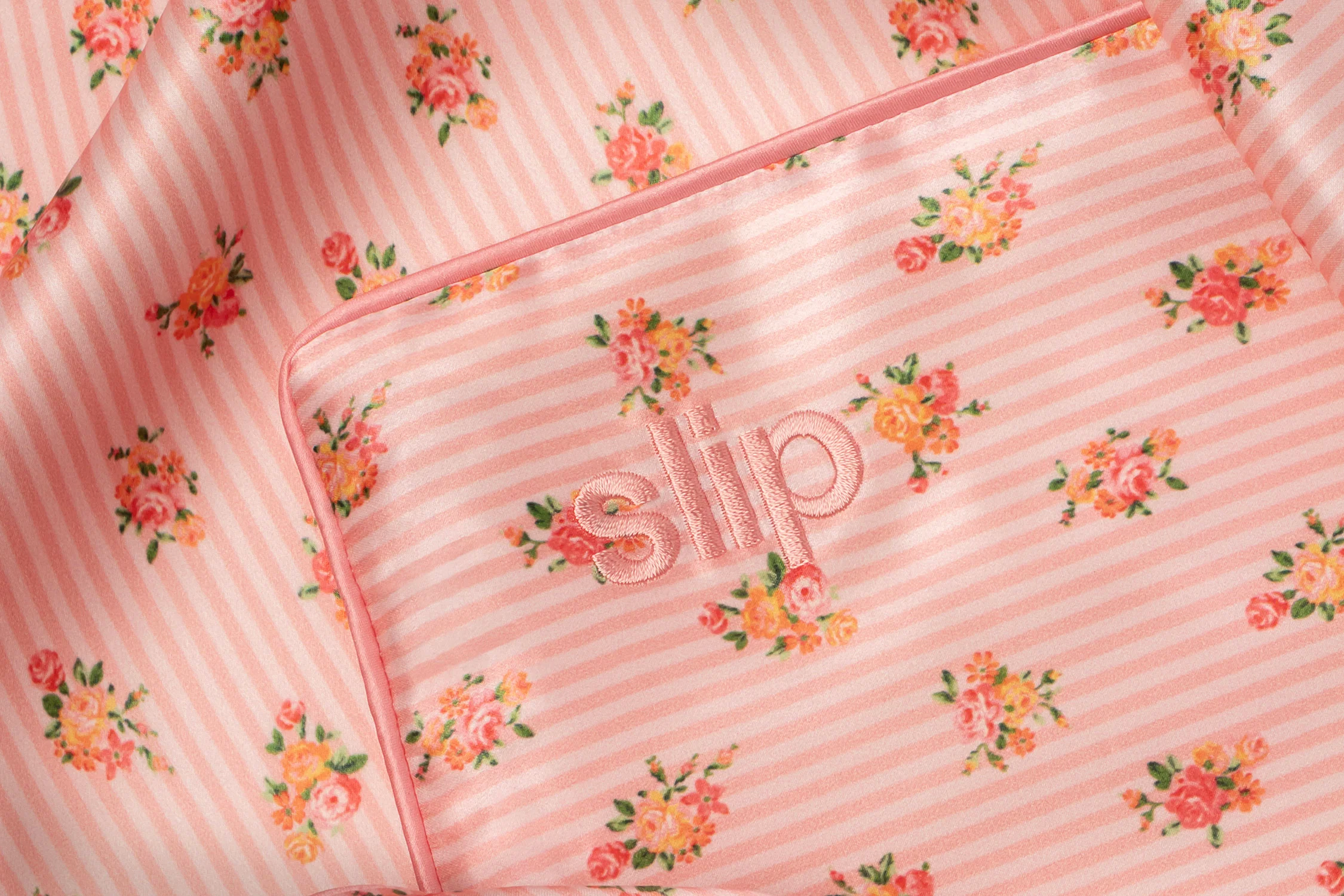 172-petal-king-zippered-pillowcase-5.webp Petal King Zippered Pillowcase